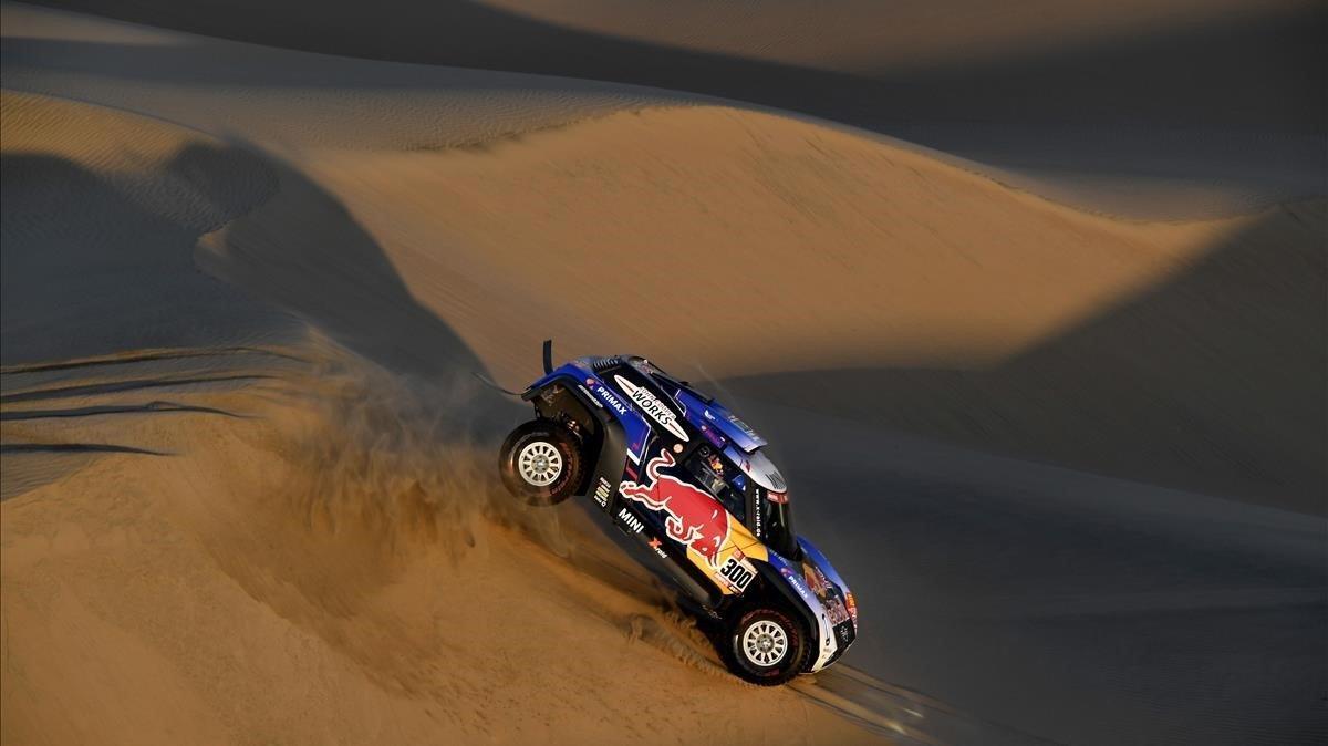 El Mini de Carlos Sainz y su copiloto Lucas Cruz durante la segunda jornada del Dakar 2019