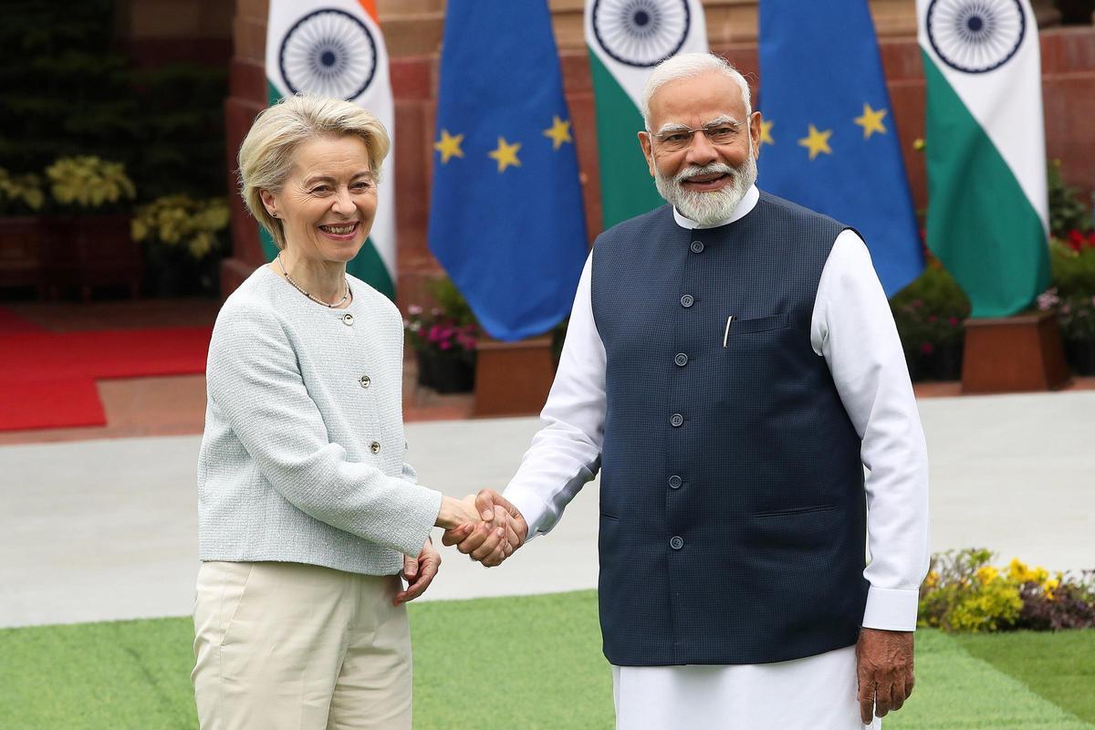 La presidenta de la Comisión Europea, Ursula von der Leyen, y el primer ministro indio, Narendra Modi, este viernes durante su encuentro en Nueva Delhi.