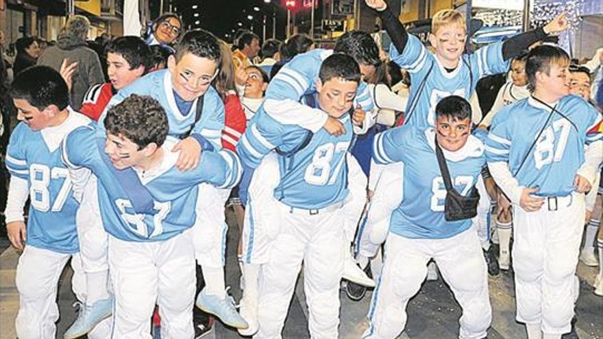 Peñíscola luce en las calles sus disfraces en la fiesta más multitudinaria y divertida