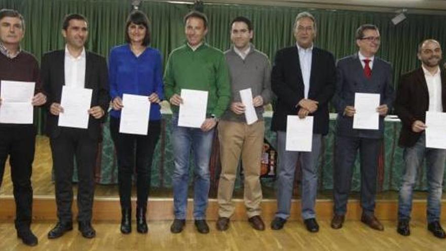 Ocho de los 14 diputados y senadores por Murcia elegidos por los ciudadanos el 20D posan con sus credenciales.