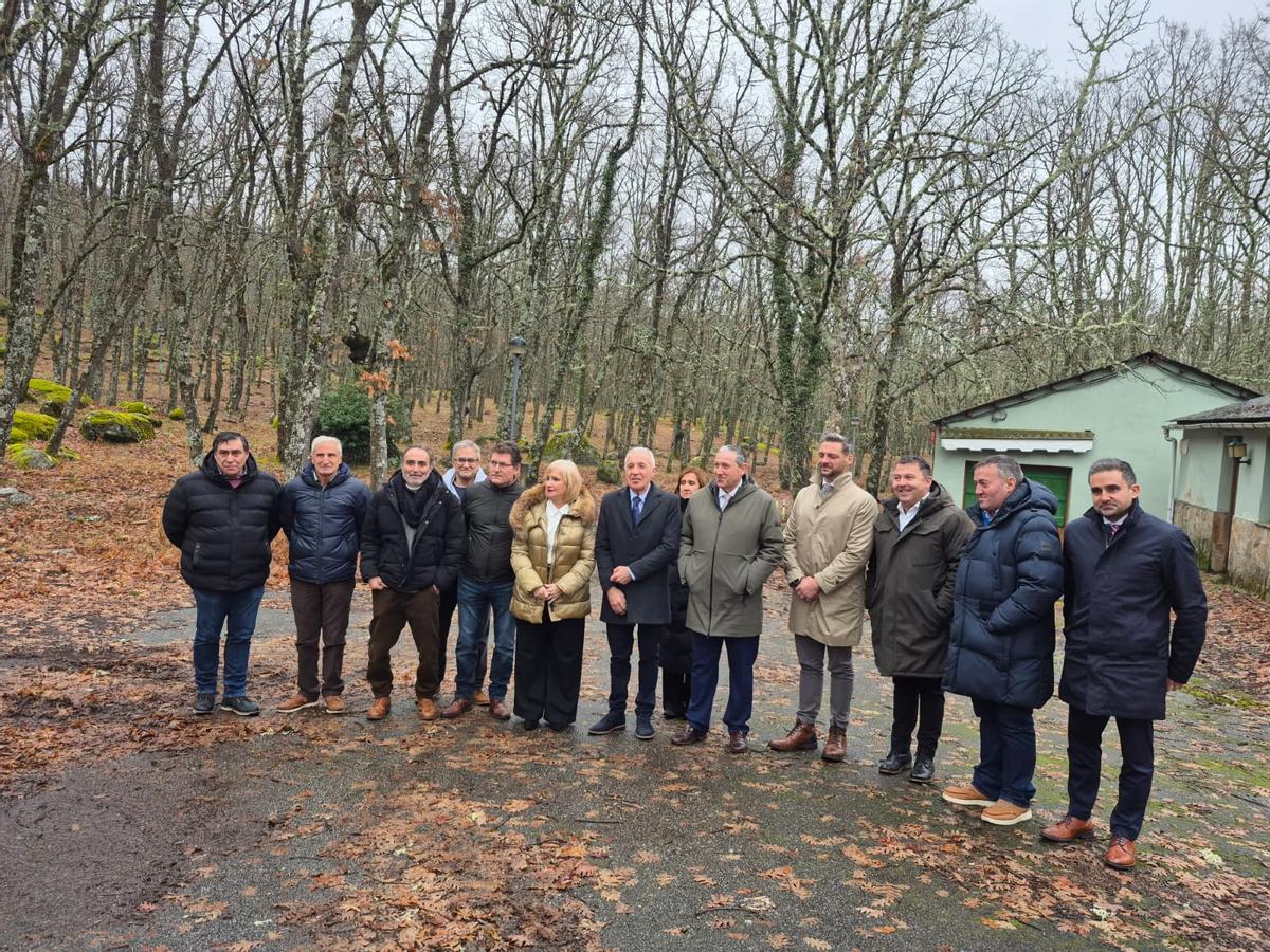 Visita al camping El Folgoso en Galende tras la firma del protocolo de actuación para rehabilitar el área a orillas del Lago de Sanabria.