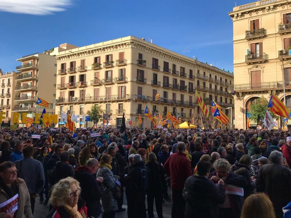 Tensió i enfrontaments entre Mossos i manifestants al centre de Barcelona