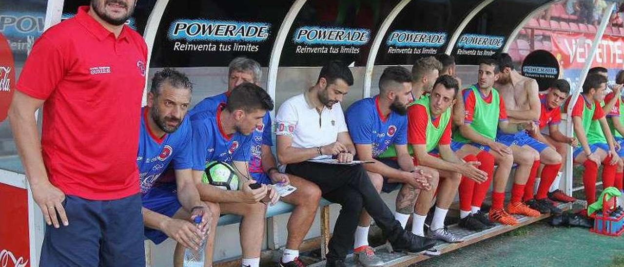 Currás, a pie de banquillo, en el partido contra el Celta B. // Iñaki Osorio