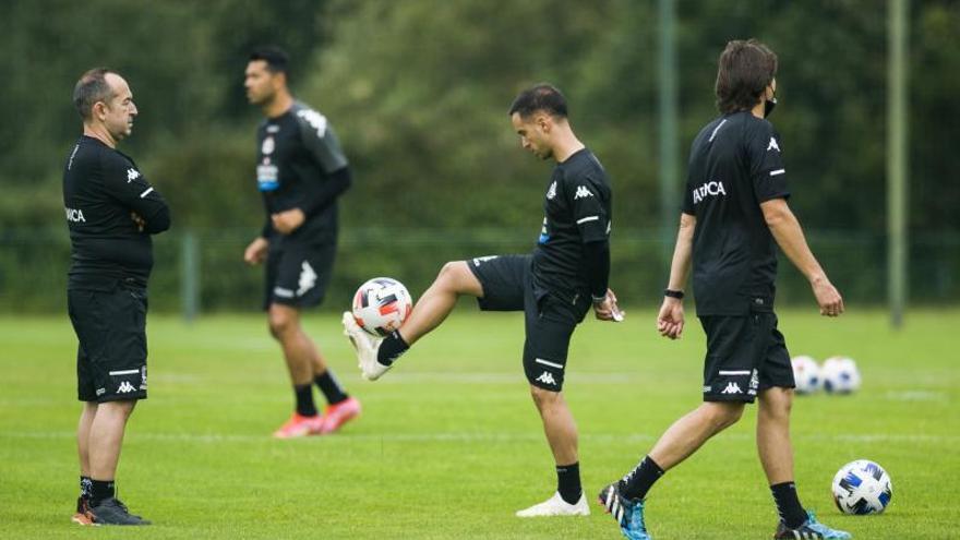 Borja Jiménez, con el balón, frente a su ayudante, Álex Martínez