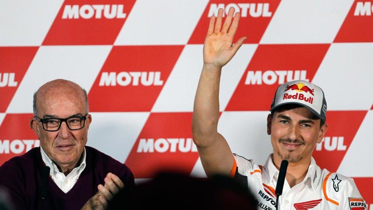 Jorge Lorenzo, junto a Carmelo Ezpeleta, durante la rueda de prensa extraordinaria de hoy