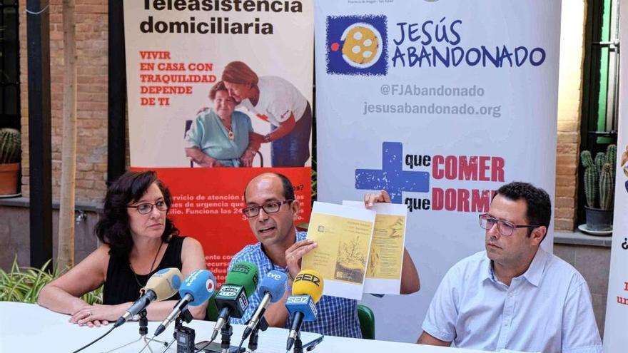Daniel López, con el folleto falso de la Fundación Jesús Abandonado que usan las personas que tratan de timar a particulares en domicilios
