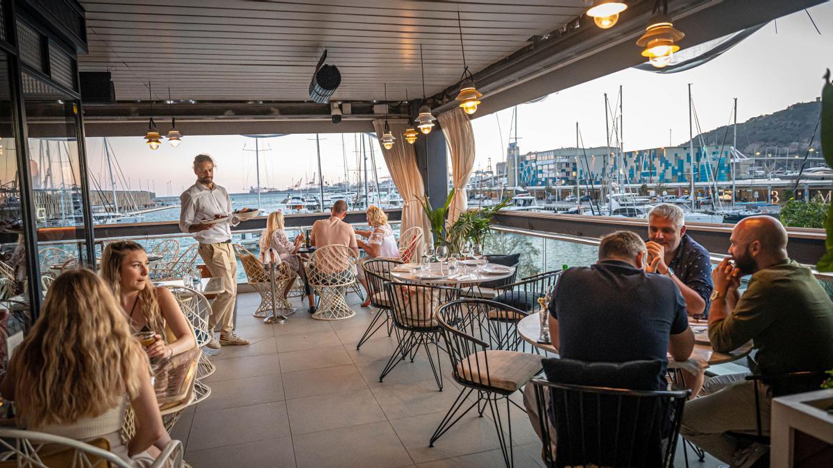 Terraza superior del restaurante Velissima en el puerto de Marina Vela.