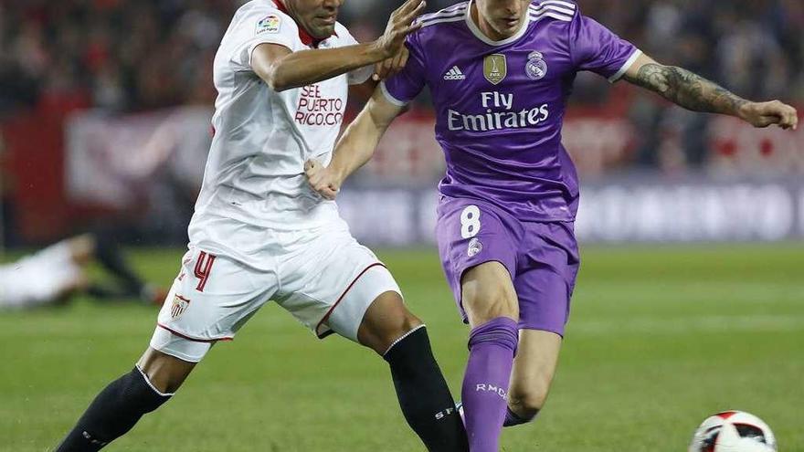 Kroos y Mercado disputan un balón, ayer en el Sánchez Pizjuán.