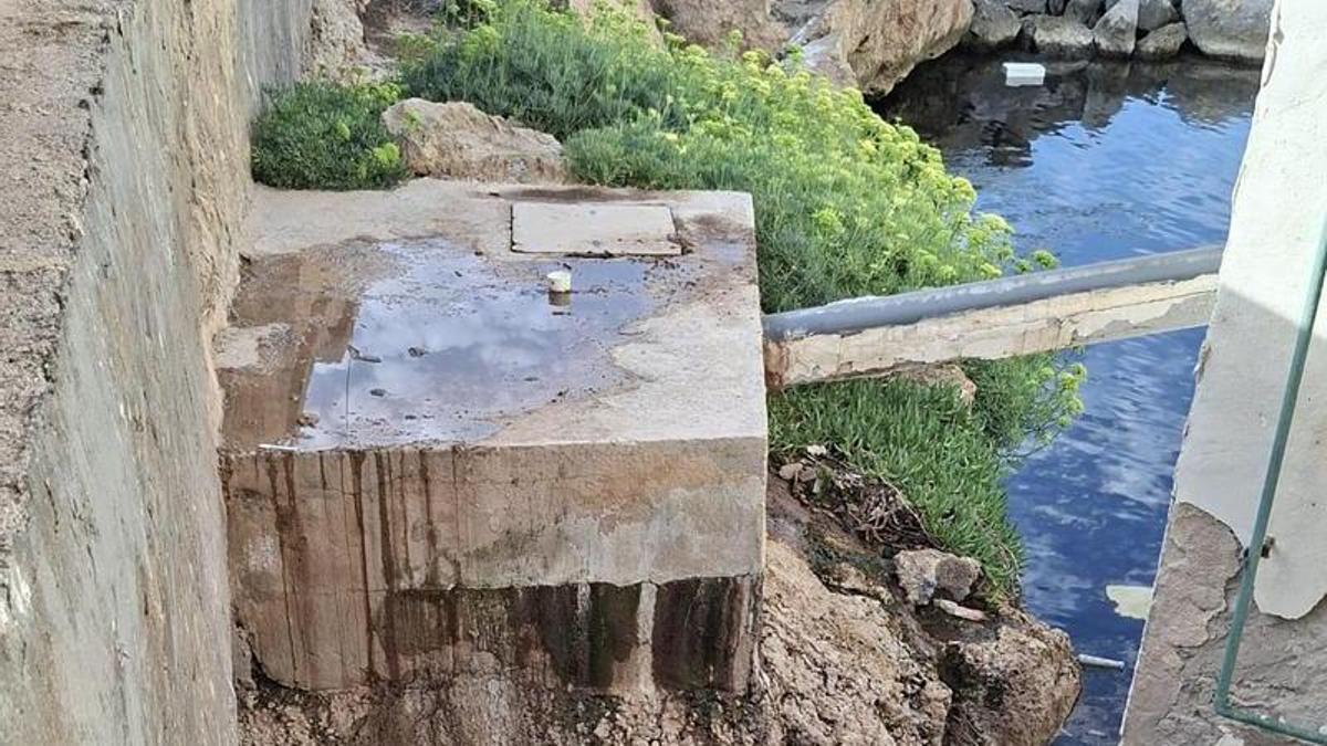 Vertidos fecales al mar desde el antiguo vivero de langostas.