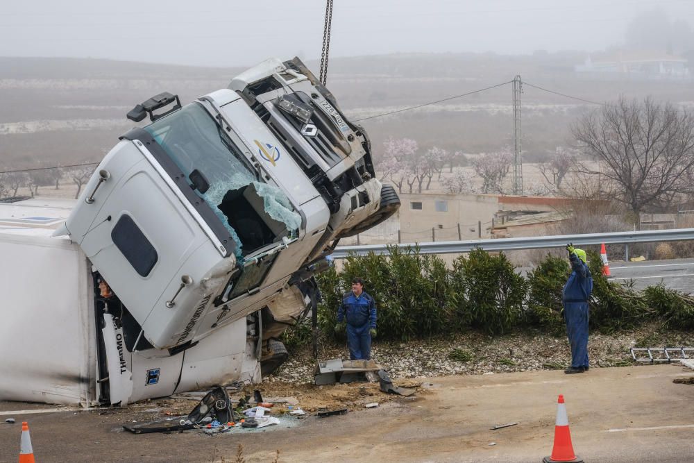 Un accidente corta dos carriles de la A-31