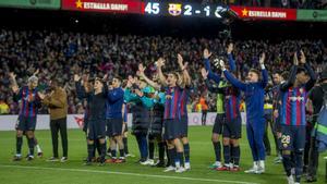 Los jugadores azulgrana celebrando el triunfo al finalizar el partido contra el Real Madrid