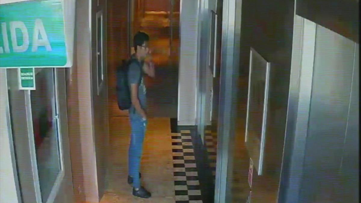 El presunto ladrón fue captado por las cámaras de seguridad del hotel antes de entrar en las habitaciones y cuando huía.
