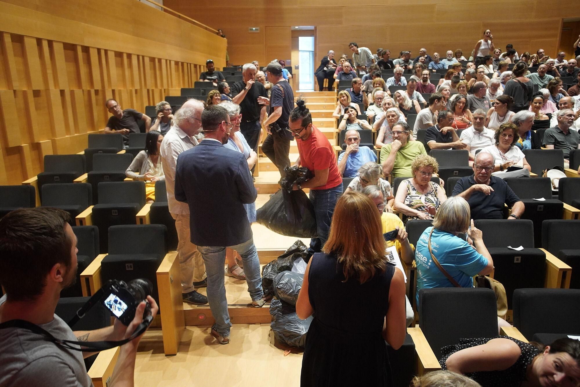 Girona Auditori alcalde de Girona, Lluc Salellas,conferència balanç meitat de mandat propostes pels pròxims dos anys Protesta veí amb bosses escombraries per la brutícia que hi ha als carrers contenidors recollida selectiva