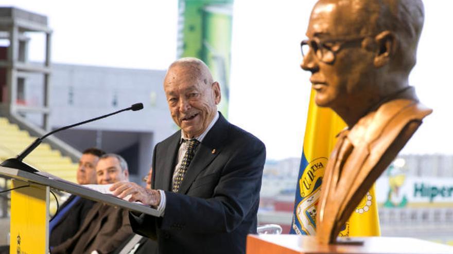 Pascual Calabuig, sonriente en el atril, mira el busto de Jesús García Panasco durante el acto de inauguración de este en el Estadio de Gran Canaria.