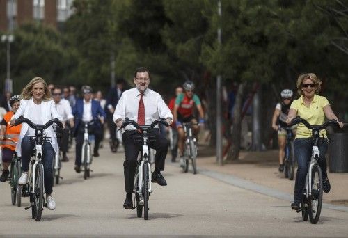 Mariano Rajoy, Cristina Cifuentes y Esperanza Aguirre, en bicicleta