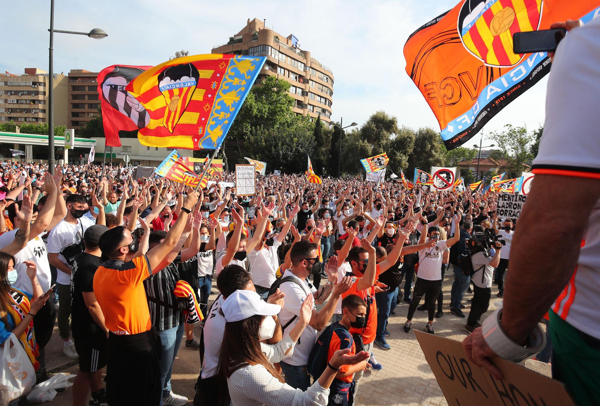 Las imágenes de la marcha de la afición valencianista contra Lim