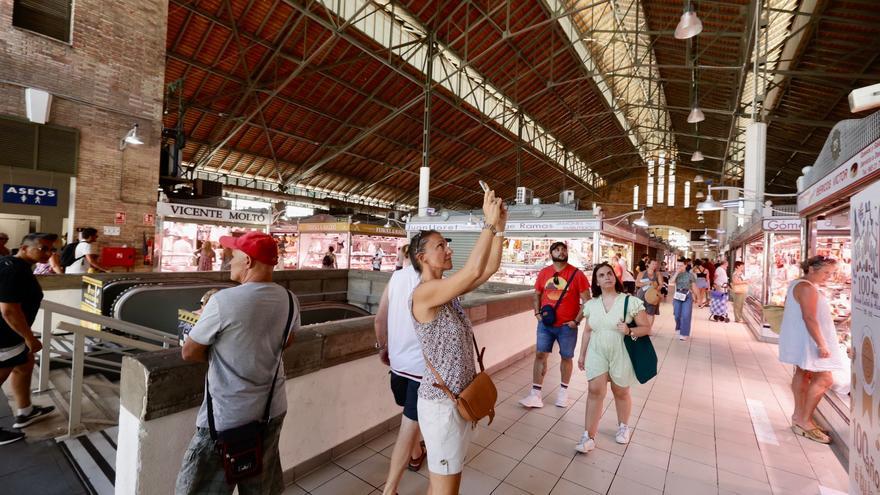 Turistas en el Mercado Central de Alicante