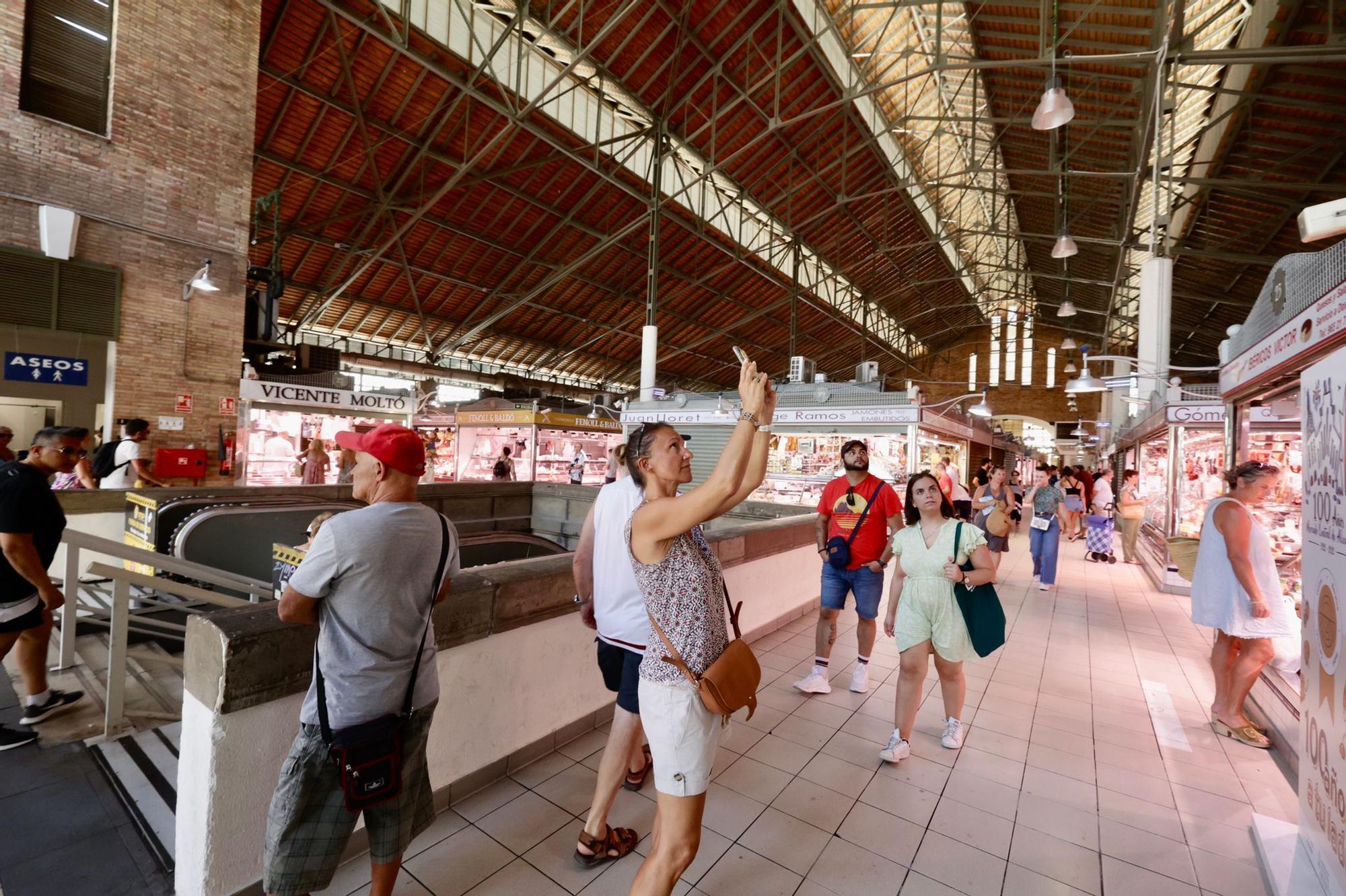 Turistas en el Mercado Central de Alicante