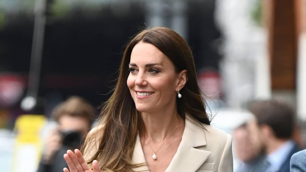 Kate Middleton, impecable con look en tono crudo