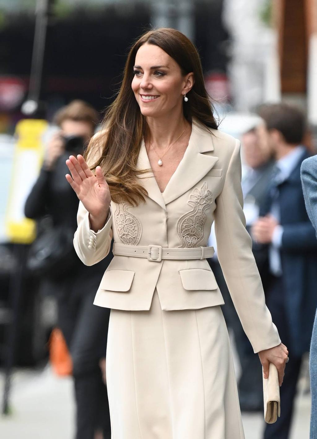 Kate Middleton, impecable con look en tono crudo