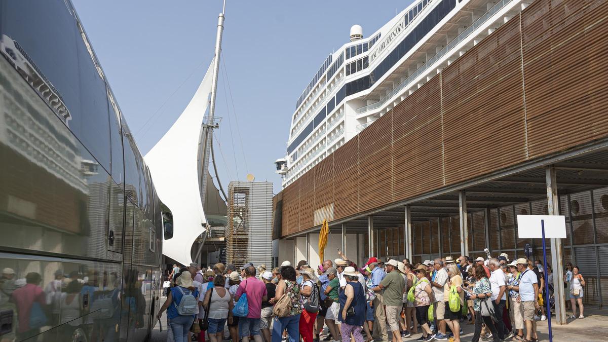 Turistas desembarcando de un crucero el pasado verano en Alicante.