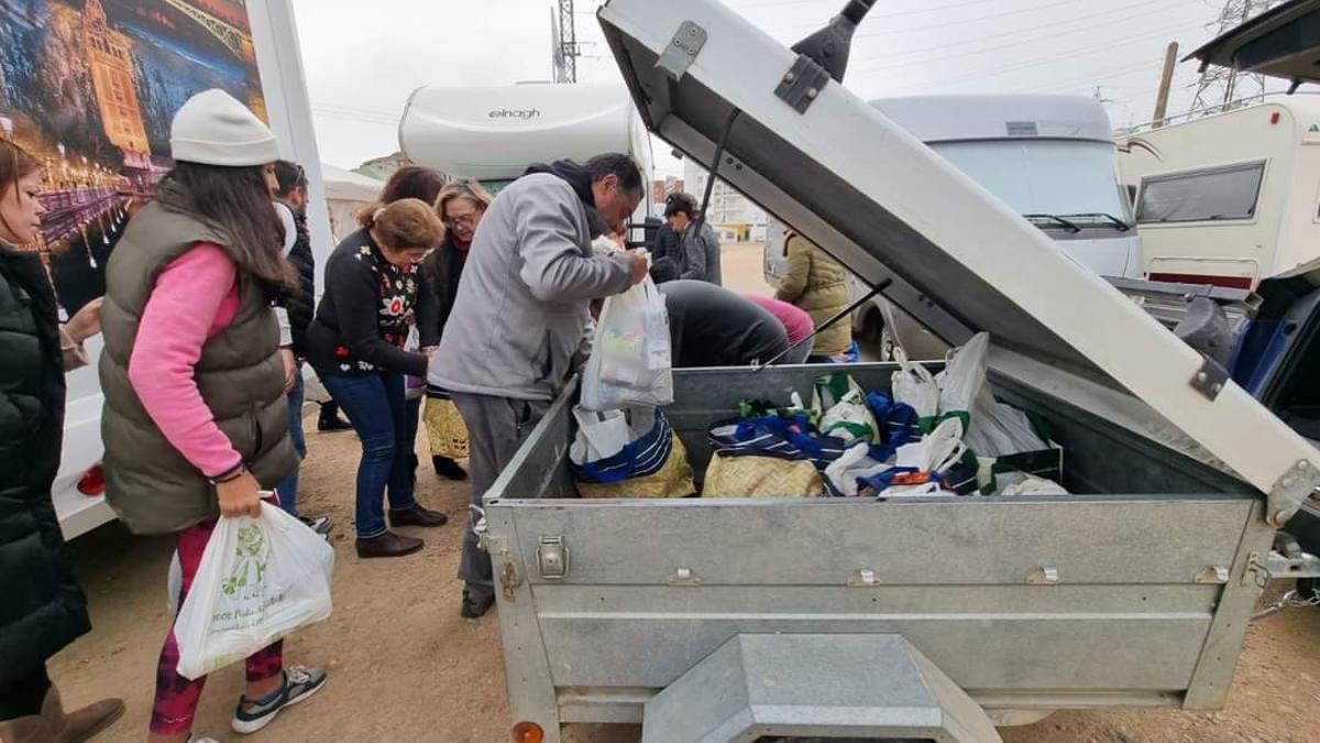 Solidaridad: Extremeños donan alimentos y material y los introducen en uno de los contenedores habilitados.