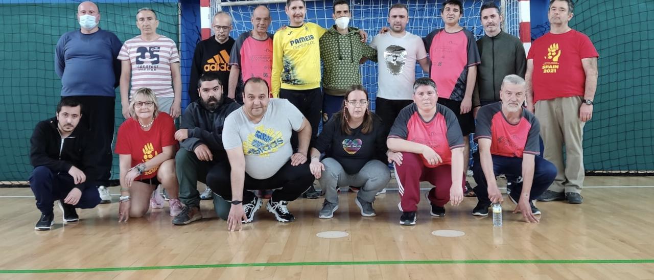 Foto de familia del equipo de balonmano inclusivo del Castellón