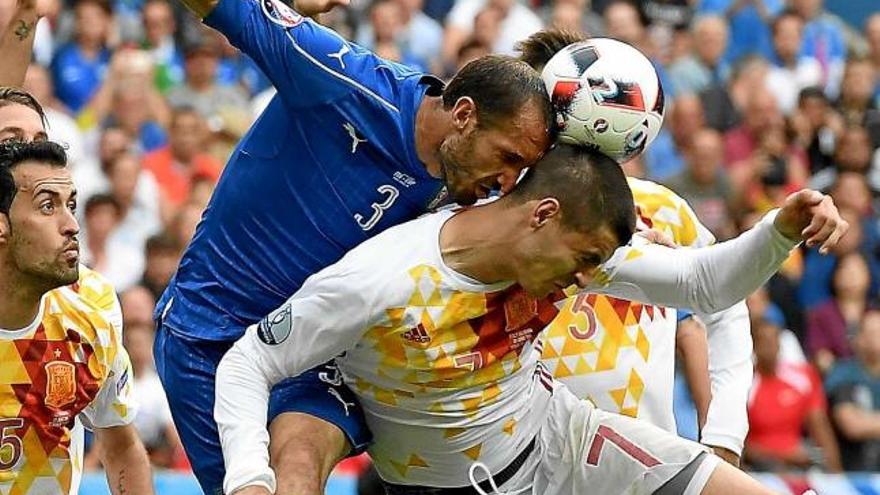 Chiellini, autor del primer gol italià, lluita per una pilota amb Morata, amb Sergio Busquets a l&#039;expectativa