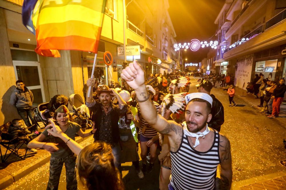 Cientos de disfraces invaden las calles de l`Alfàs del Pi