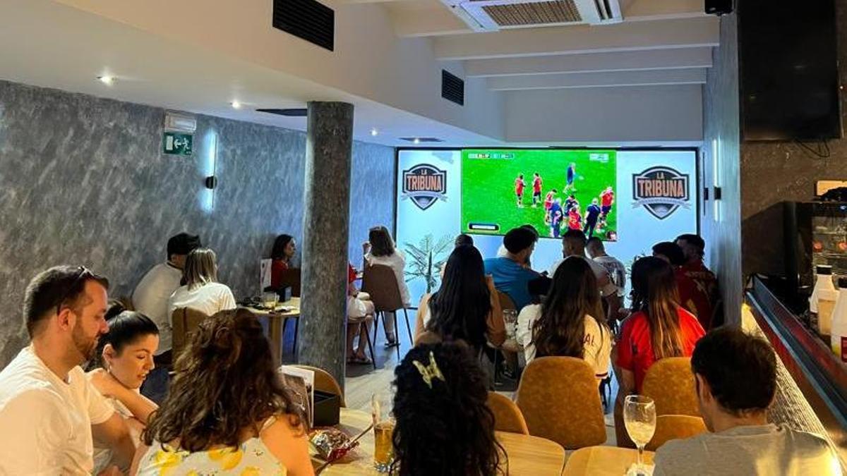 Clientes de La Tribuna siguen uno de los encuentros de la selección española en el interior del local.