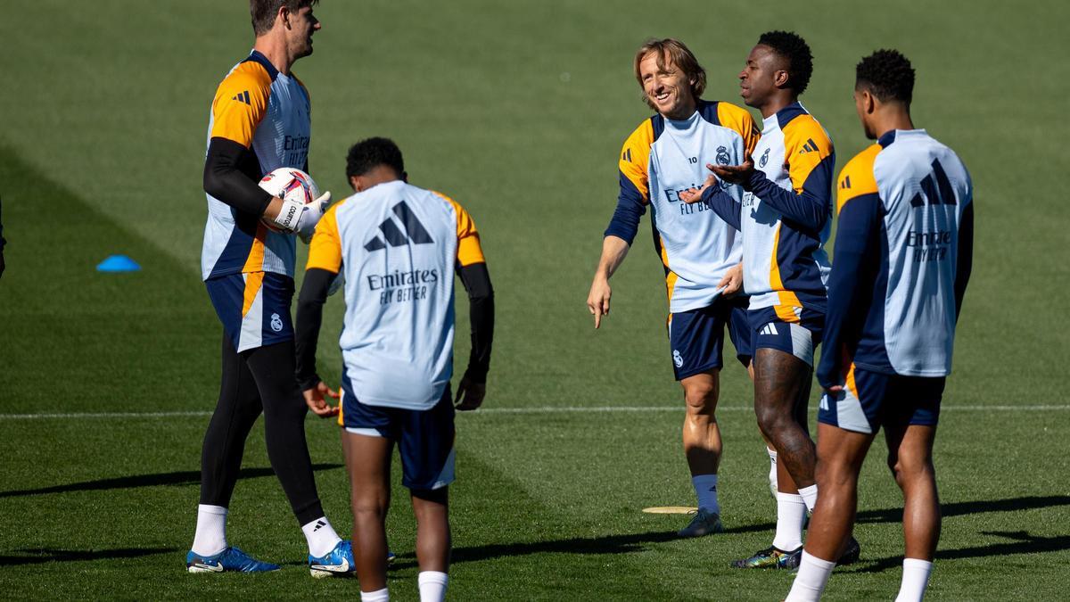 Última sesión de entrenamiento del Real Madrid antes del derbi