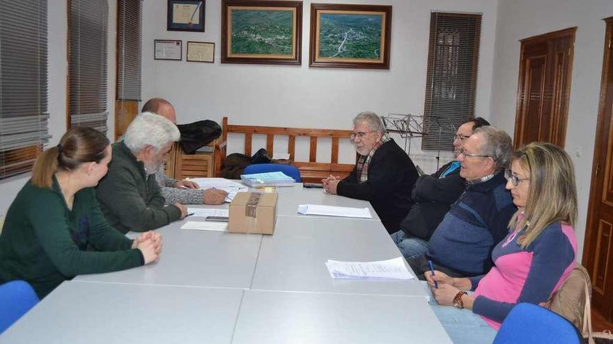 Corporativos del Ayuntamiento de Lubián durante el desarrollo de la sesión plenaria.