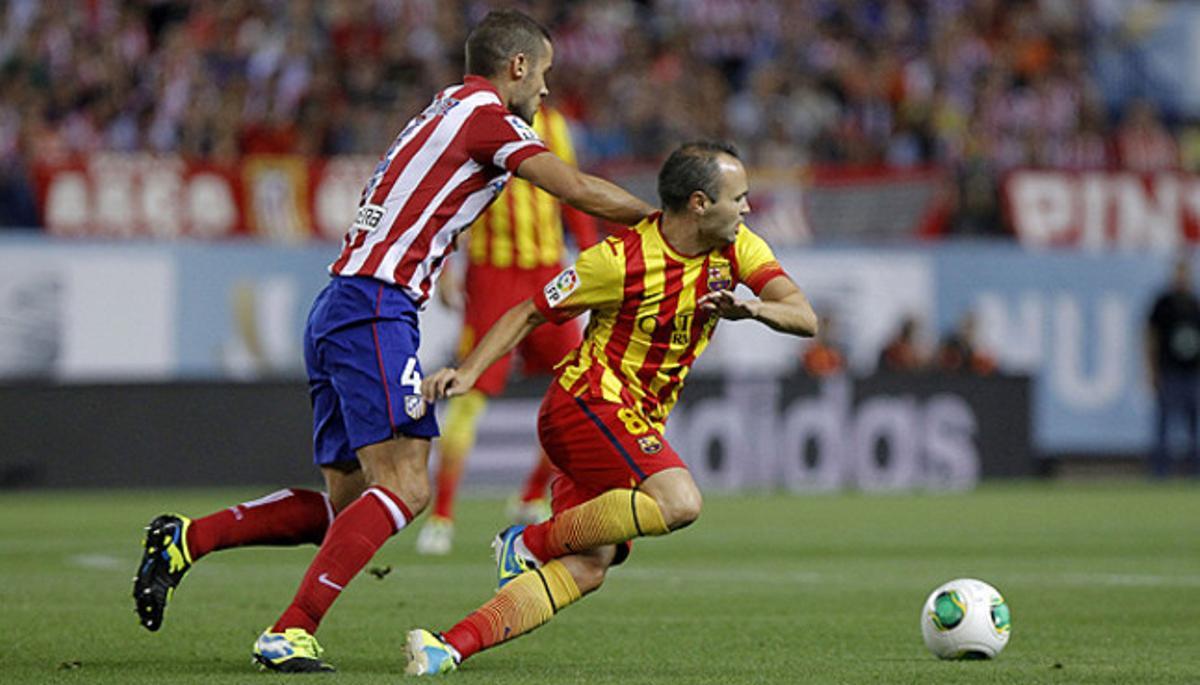 Mario Suárez mira d’aturar Iniesta.