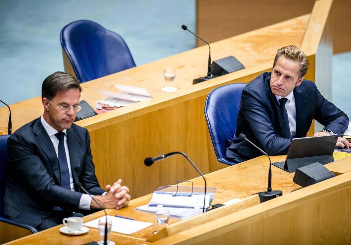 The Hague (Netherlands), 12/08/2020.- Prime Minister Mark Rutte (L) and Hugo de Jonge, Minister of Health, Welfare and Sport, during a plenary debate about the coronavirus pandemic situation, in The Hague, The Netherlands, 12 August 2020. (Países Bajos; Holanda, La Haya) EFE/EPA/REMKO DE WAAL