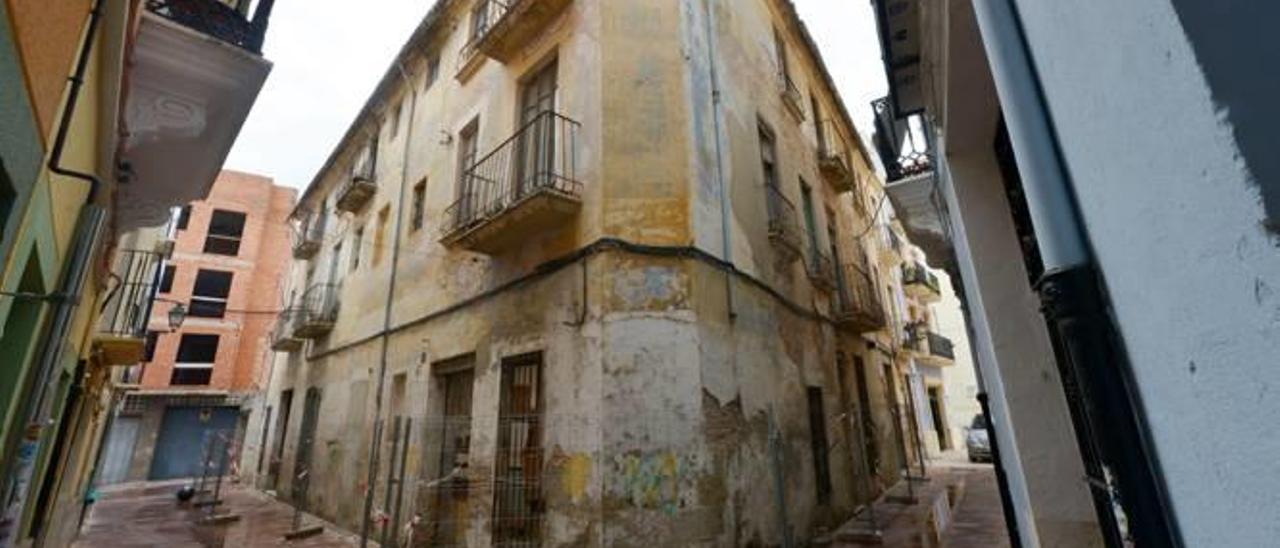 Un lote de cuatro casas del centro histórico de Alzira se vende por sólo 80.000 euros
