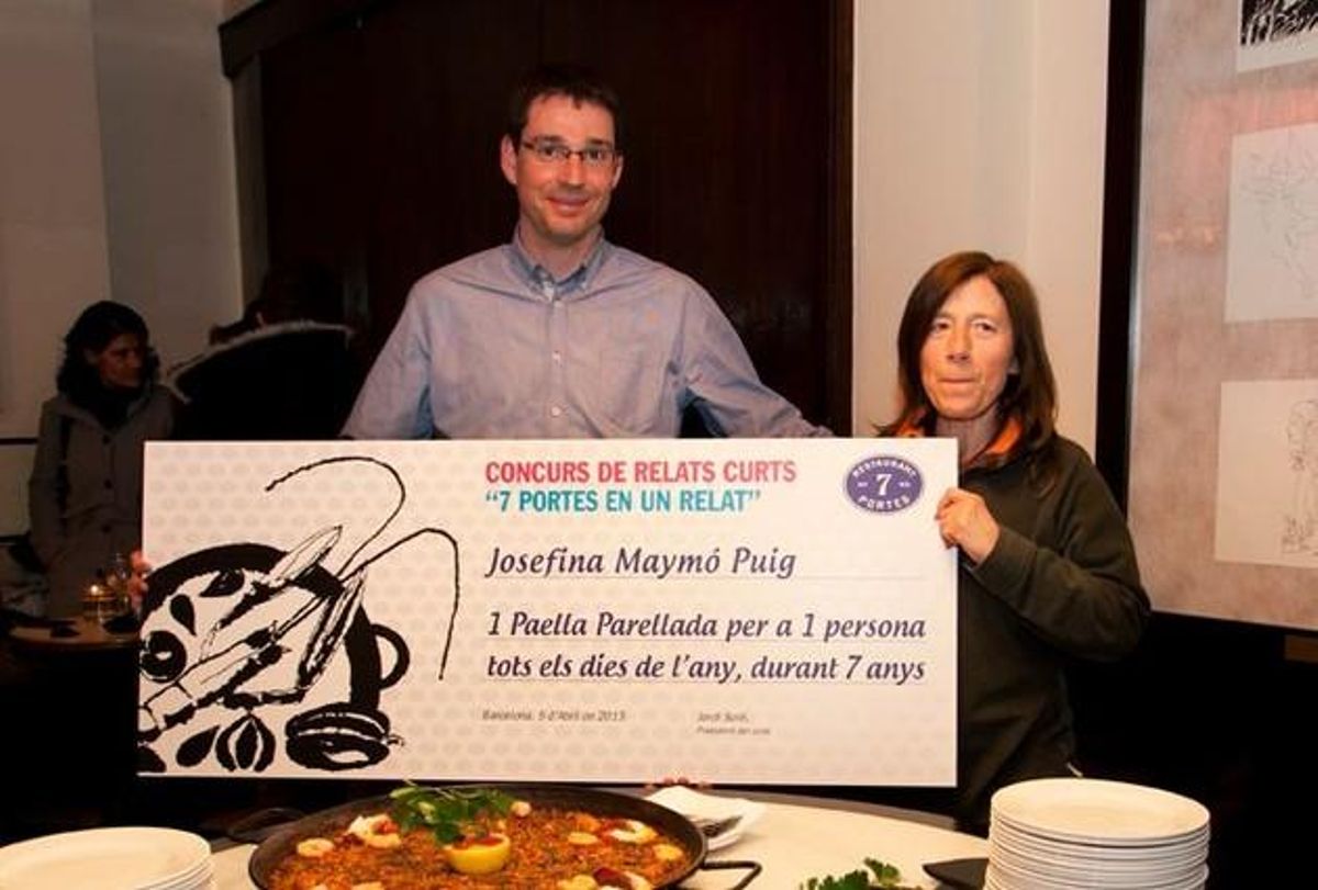 Josefina Maymó, la guanyadora, rep el premi de mans de Jordi Solé, propietari del 7 Portes que també va formar part del jurat Josefina Maymó, la guanyadora, rep el premi de mans de Jordi Solé, propietari del 7 Portes que també va formar part del jurat