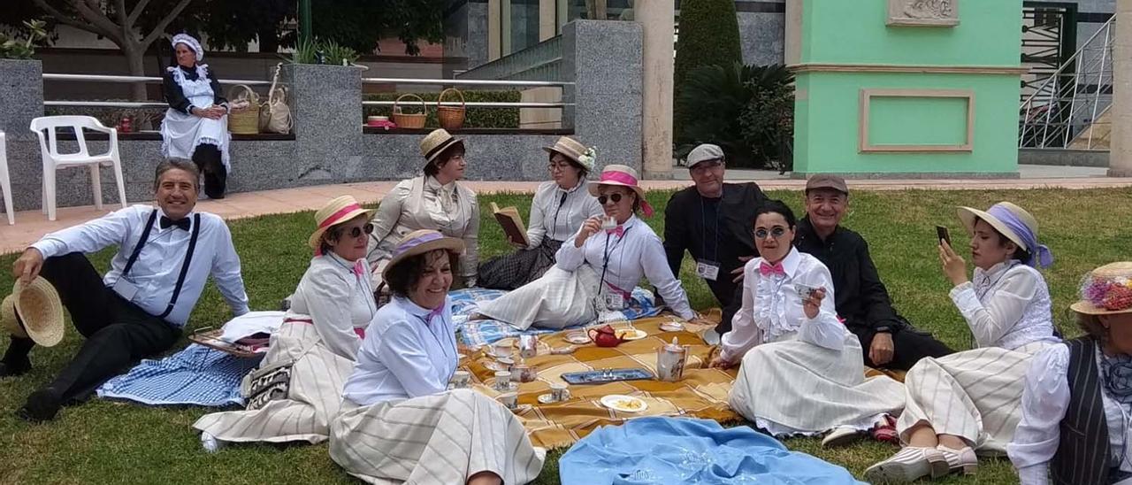 Escenas de la quinta edición de la Feria Modernista de Novelda.