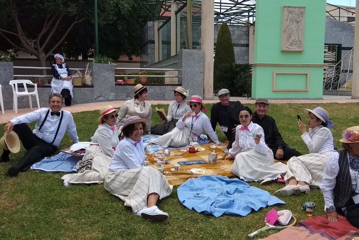 Escenas de la quinta edición de la Feria Modernista de Novelda.