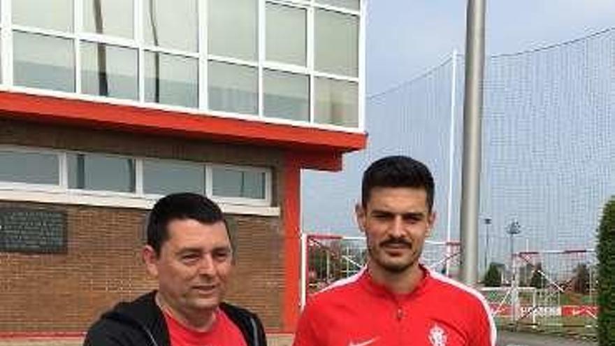 Javi Melero entrega a Sergio el &quot;Balón de oro&quot;.