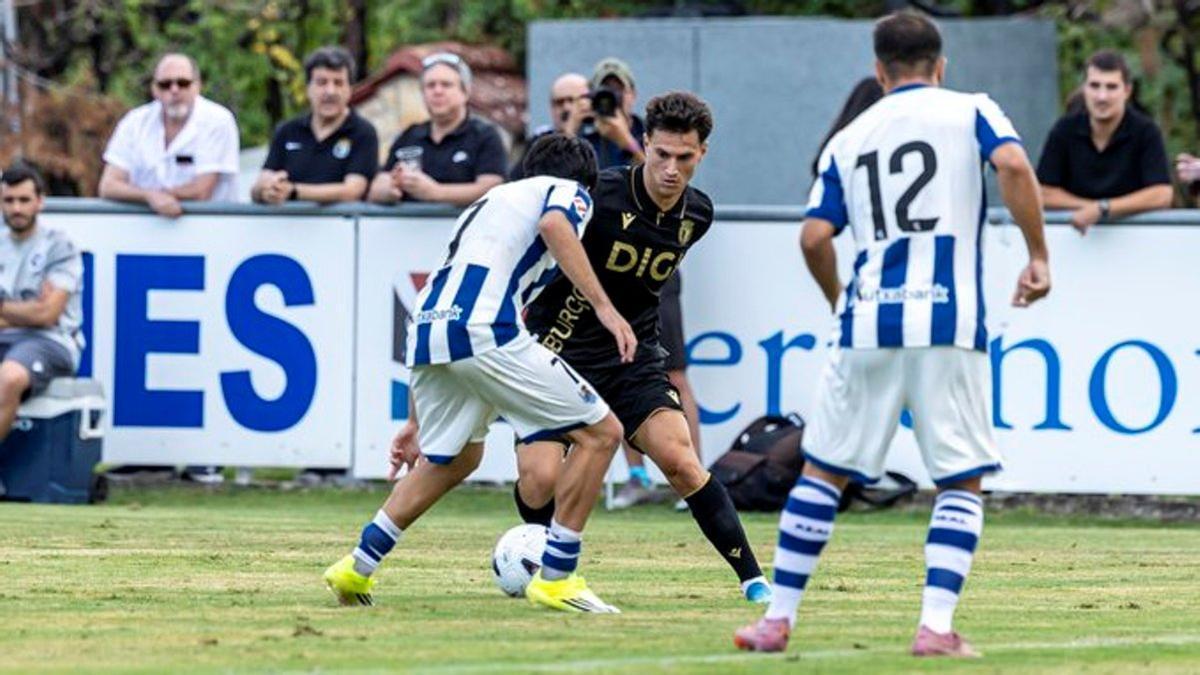 Una jugada del encuentro Real Burgos-Real Sociedad B.
