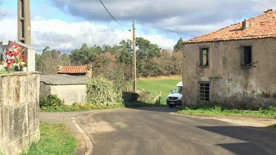 Inmueble en estado ruinoso, entre la vía y la iglesia parroquial.