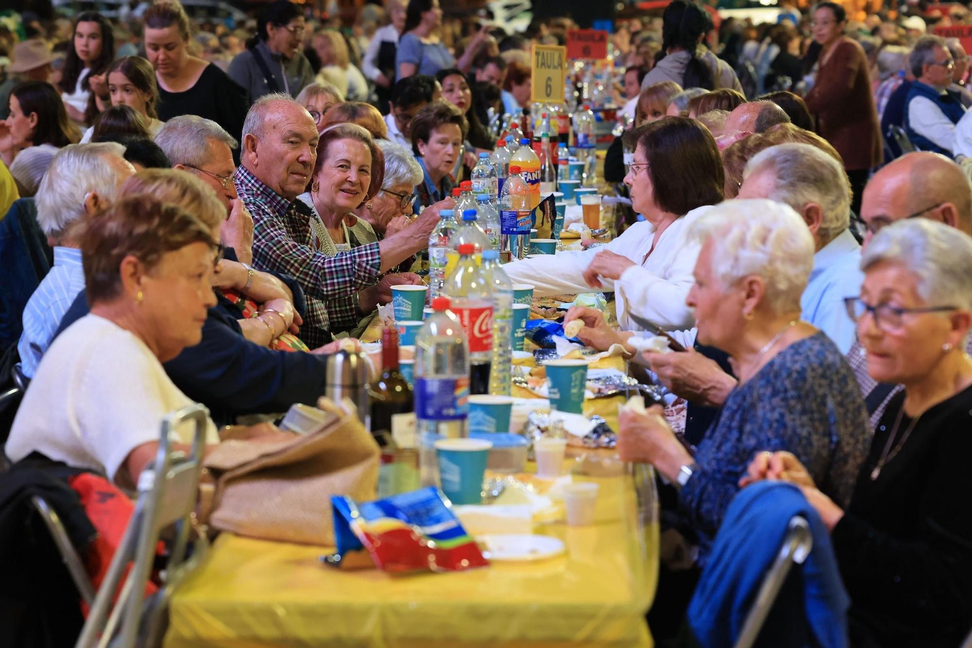 Búscate en la galería de fotos del Macrosopar de Veïns de las fiestas de Vila-real