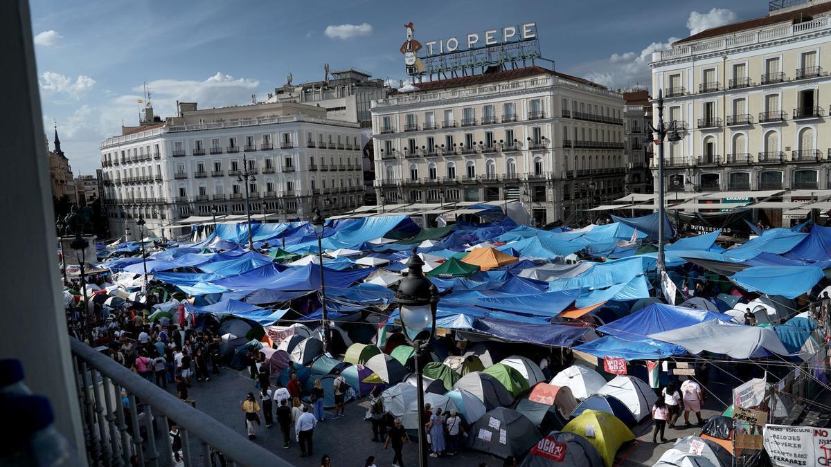 DESAHUCIOS Y ALQUILER | Indignación y decepción ante la posible caída de los decretos de vivienda en la sexta noche en la acampada de Sol