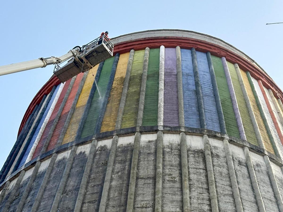 Operarios trabajando en la torre refrigerante de Duro, en La Felguera, sede del MUSI