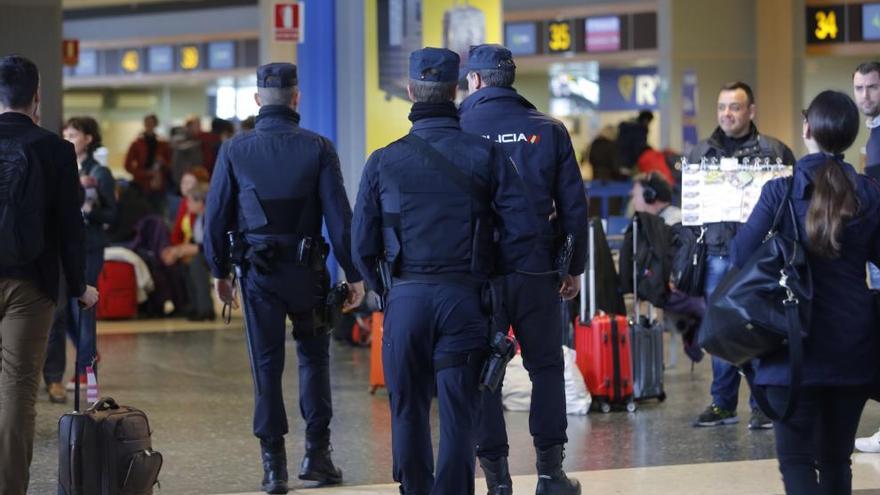 Agentes de la Policía Nacional en el Aeropuerto de Manises