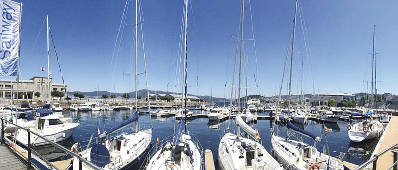 Veleros de alquiler en el puerto de Vigo.