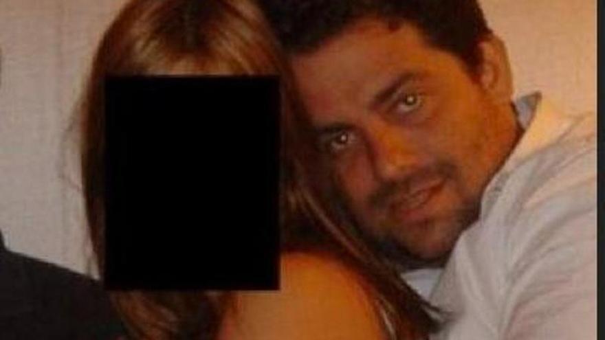 El director del documental ‘Melania’ aparece fotografiado con una joven en papeles Esptein