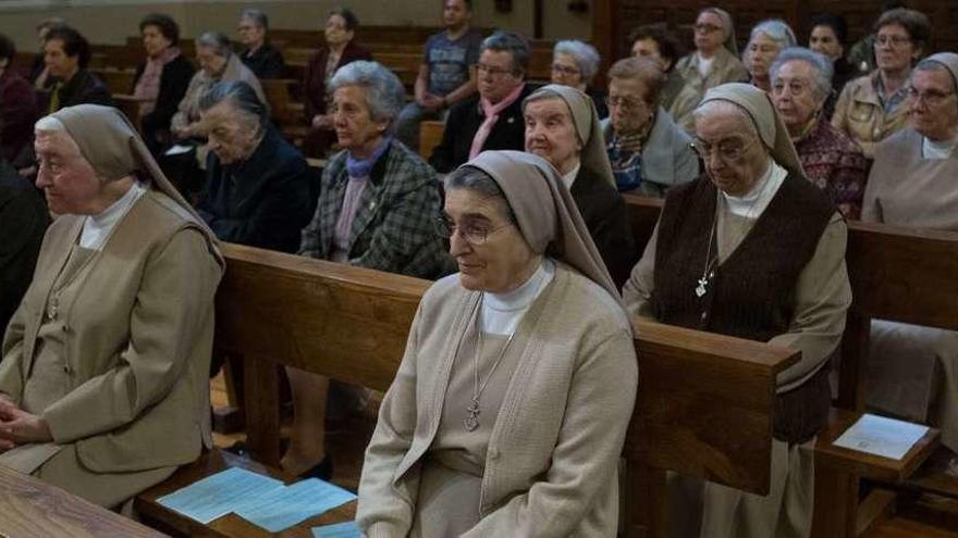 Las religiosas Carmelitas Misioneras Teresianas ayer en la misa de su despedida.