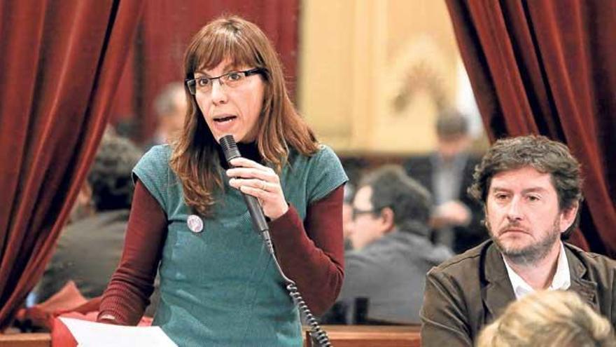 Laura Camargo, junto al líder de Podemos, Alberto Jarabo, preguntando al Govern en un pleno del Parlament.