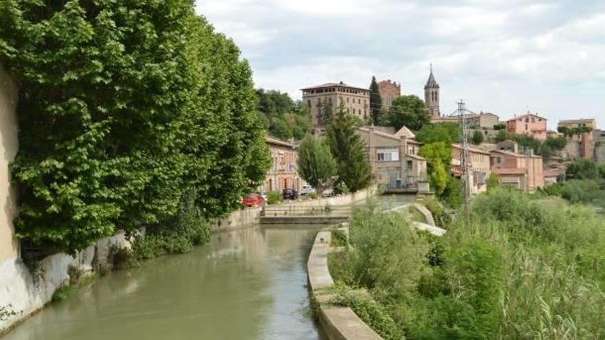 Canal de l&#039;antiga colònia de cal Metre, al fons, dins del nucli urbà